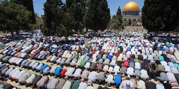 Aksa'da 35 bin Müslüman Cuma namazı kıldı