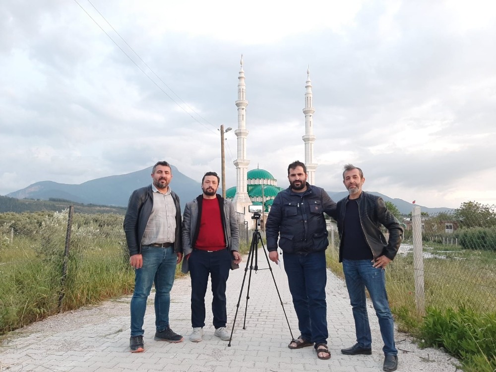 Akşam ezanlarını canlı yayınlıyorlar 
