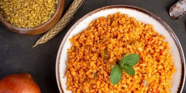 Akşam masasında olmazsa olmaz! Anne eli gibi salçalı bulgur pilavı: O saatte sıcak şekilde oda geliyor! Yapmak basit