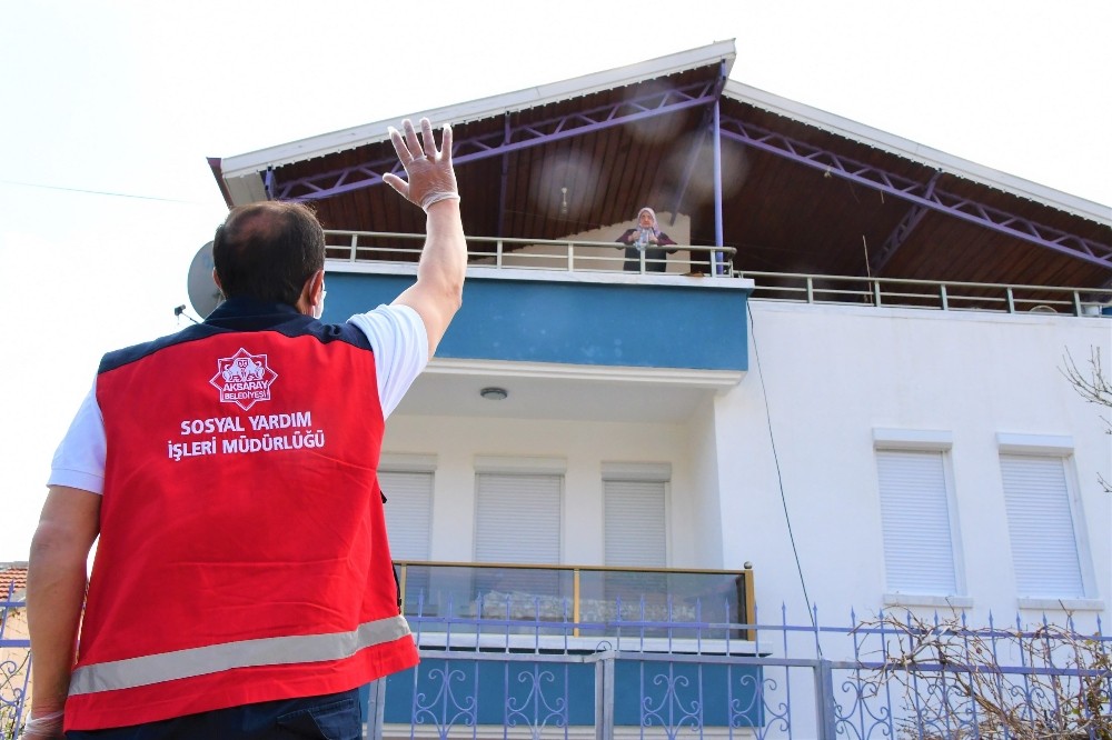 Aksaray Belediyesi evden çıkamayanların temel ihtiyaçlarını karşılıyor 