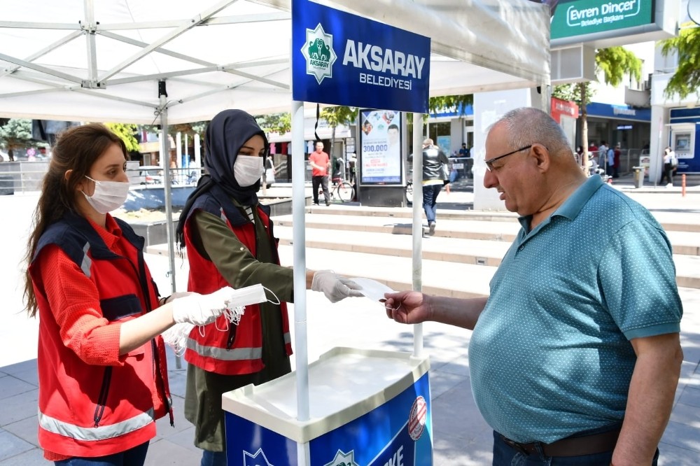 Aksaray Belediyesi maske dağıtımını sürdürüyor 