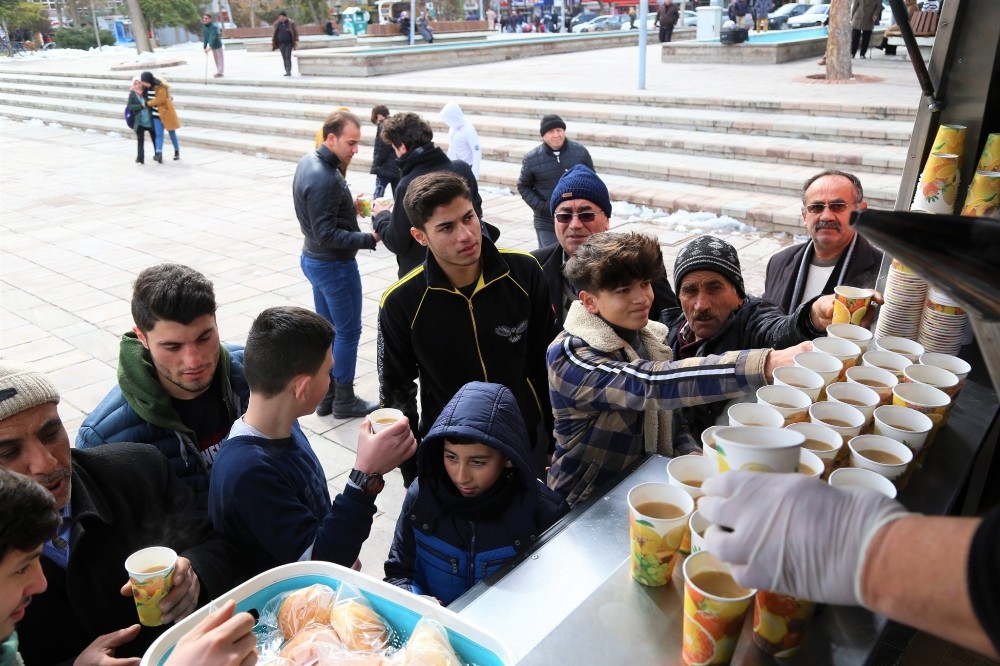 Aksaray Belediyesi vatandaşlara çorba ve lokma ikram etti 