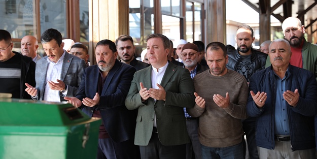 Aksaray Valisi'nden örnek adım! Eskiden taziyeye gelen getirirdi, şimdi cenaze sahibi kredi çekip yemek ikram ediyor