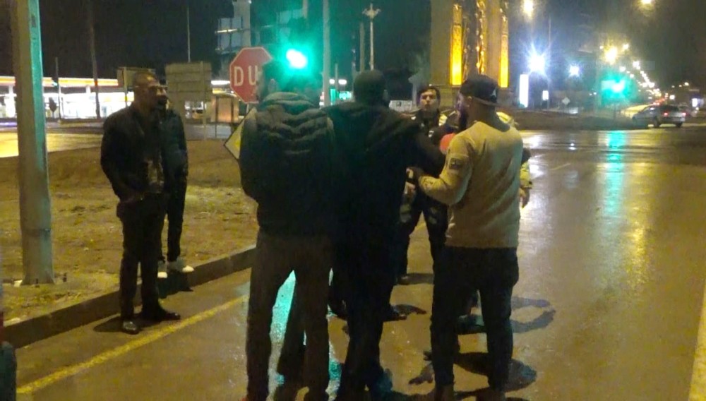 Aksaray’da 2 kişinin yaralandığı kazada taraflar yol ortasında kavga etti 