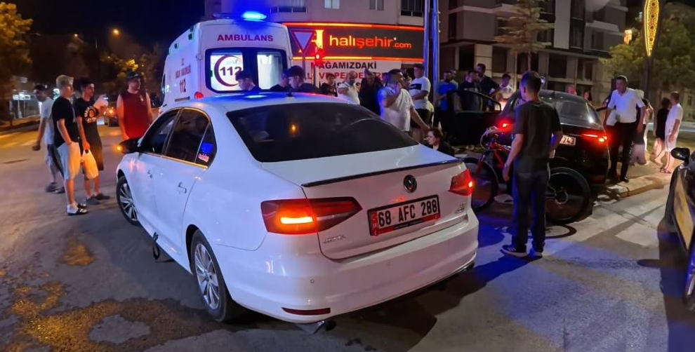  Aksaray’da 2 otomobil çarpıştı yaralılar var