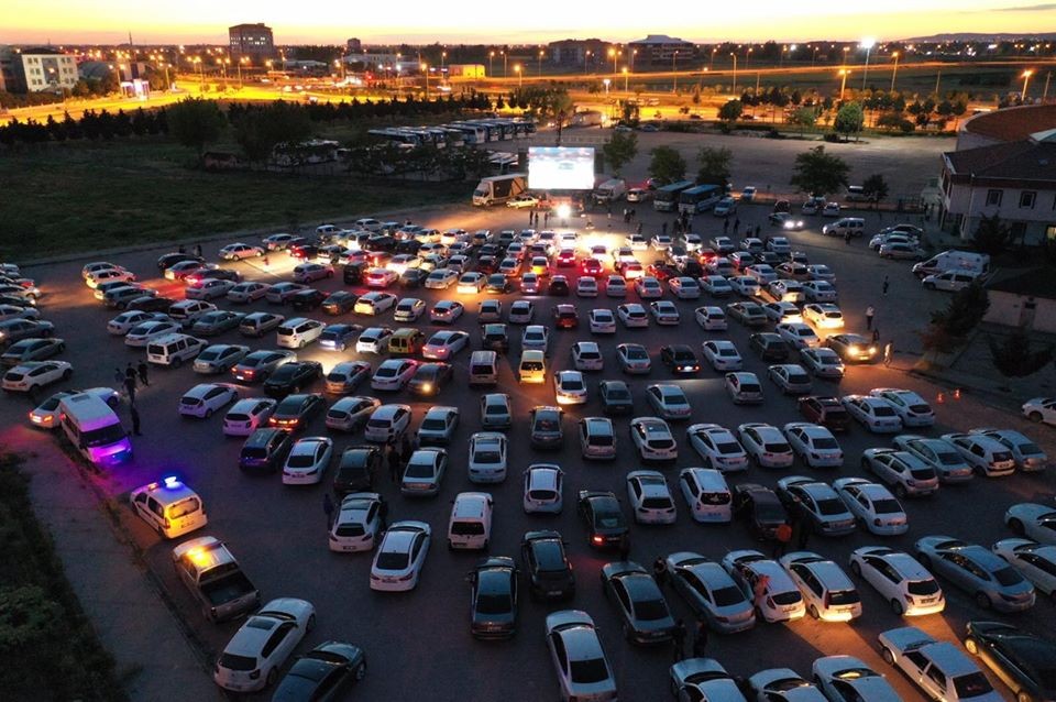 Aksaray’da arabada sinema keyfi 