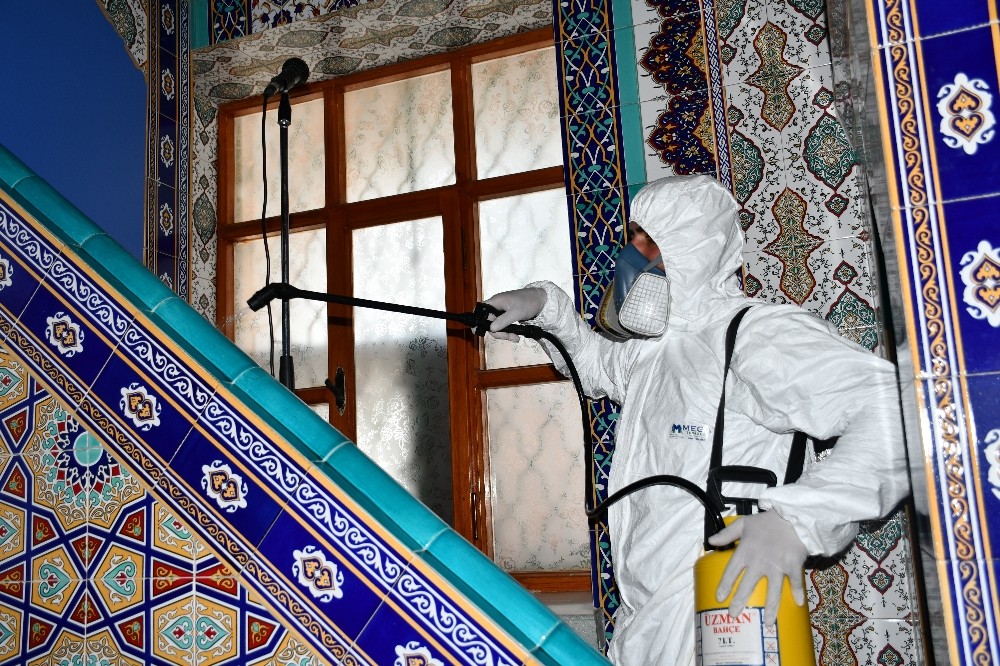 Aksaray’da camiler korona virüsüne karşı dezenfekte ediliyor 
