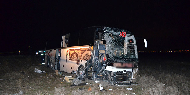 Aksaray'da can pazarı! Yolcu otobüsü tıra çarptı, onlarca yaralı var