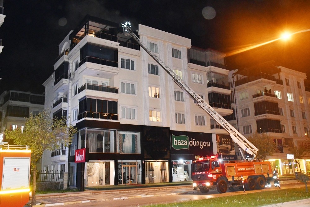 Aksaray’da çatı yangını paniğe neden oldu 