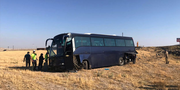 Aksaray'da düzensiz göçmenleri taşıyan otobüs kaza yaptı: 5 yaralı