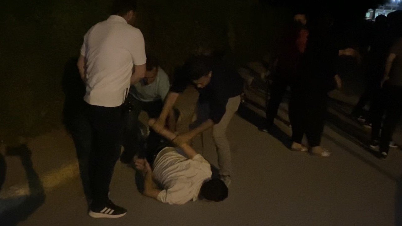 Aksaray’da elinde bıçakla sokakta kriz çıkaran genç, polis müdahalesiyle etkisiz hale getirildi