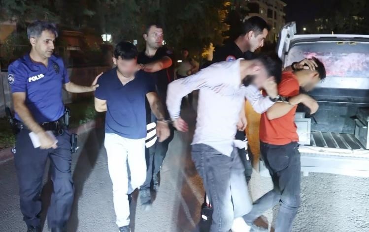 Aksaray’da film sahnelerini aratmayan polis-şüpheli kovalamacası kamerada