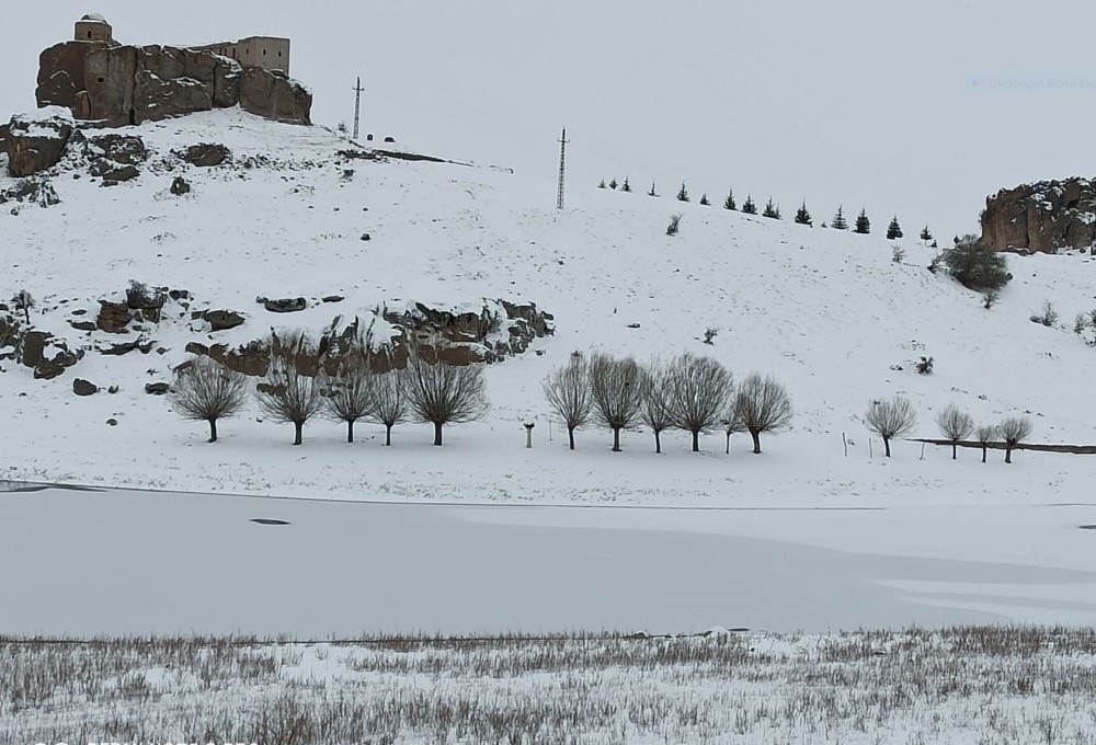 Aksaray’da göletler buz tuttu 