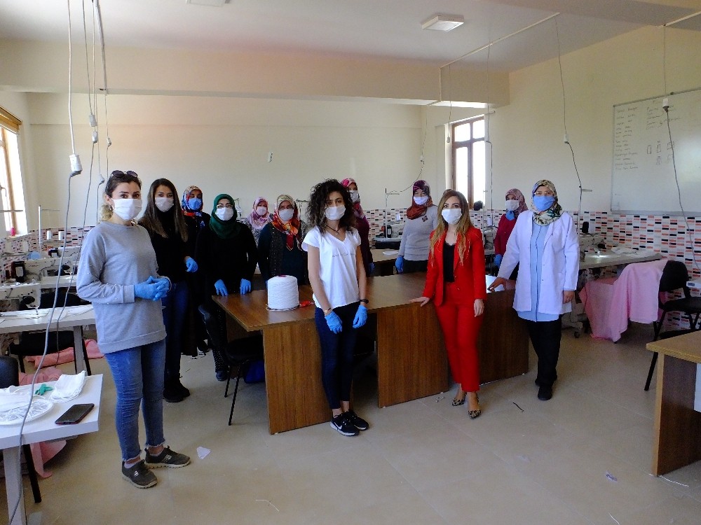 Aksaray’da gönüllü kursiyer ve kadınlar maske üretimi yapıyor 