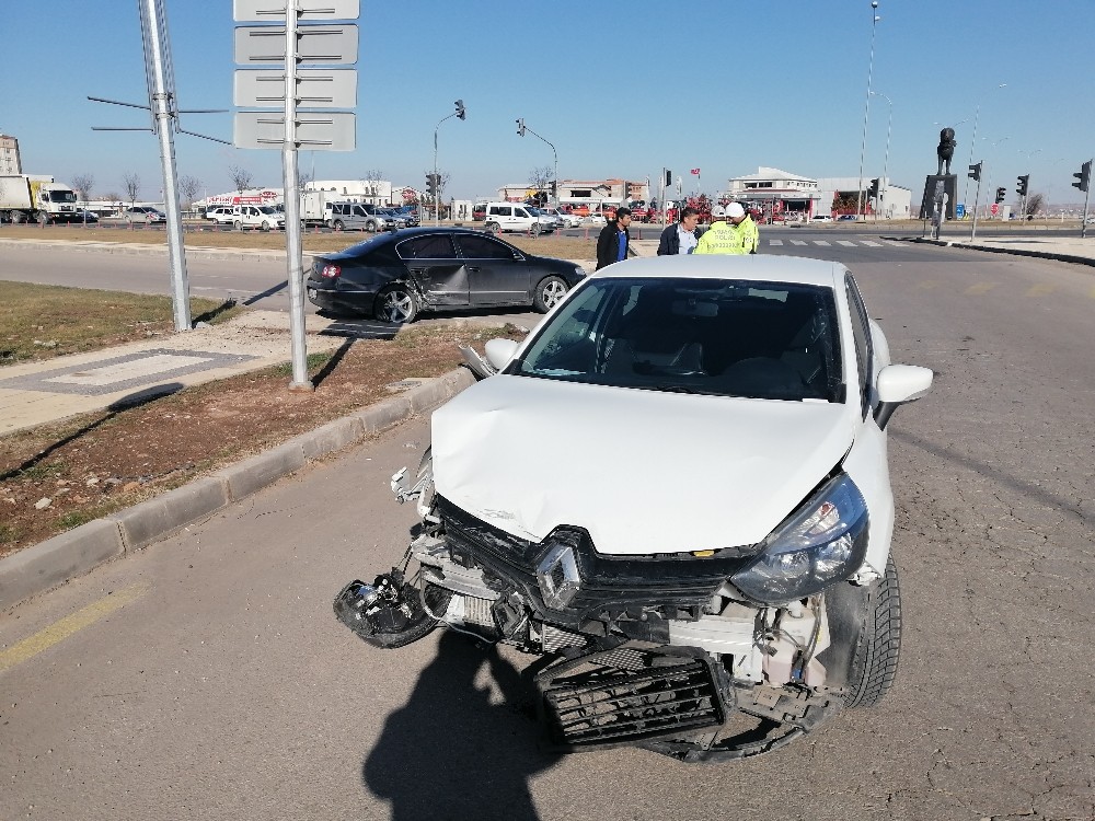 Aksaray’da iki otomobil çarpıştı: 1 yaralı 