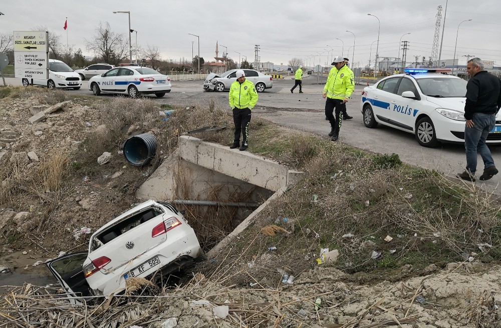 Aksaray’da iki otomobil çarpıştı: 3 yaralı 