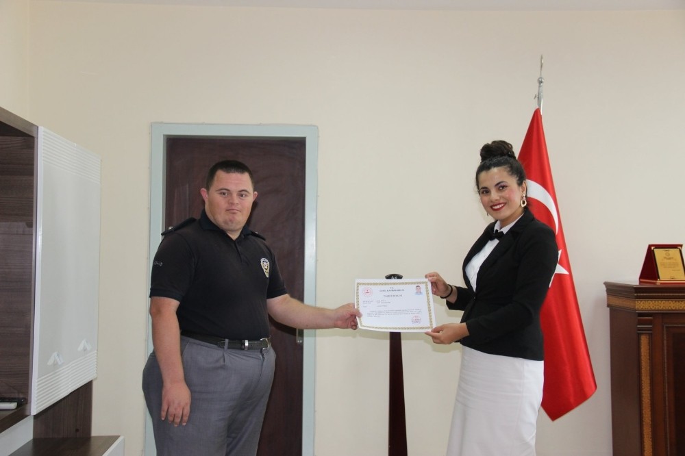 Aksaray’da ilçenin özel fahri bekçisine başarı belgesi verildi 
