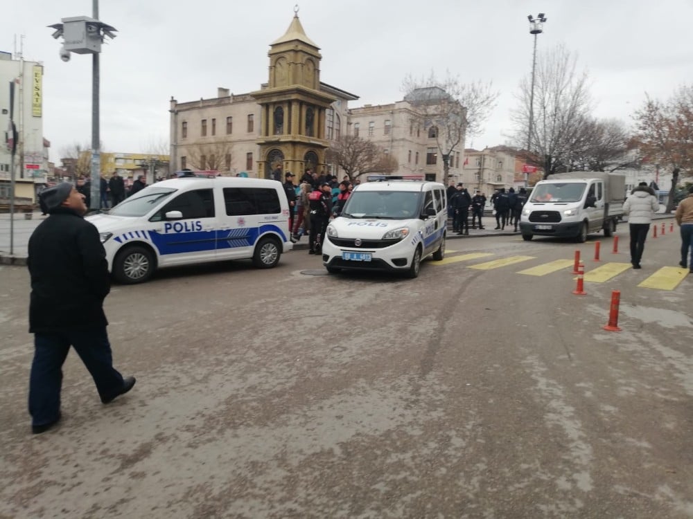 Aksaray’da intihar girişiminde bulunan şahsı, Emniyet Müdürü ikna etti 