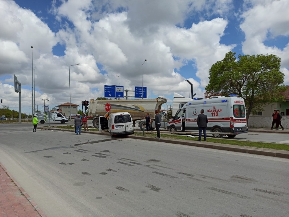 Aksaray’da kamyonet ile tır çarpıştı: 2 yaralı 