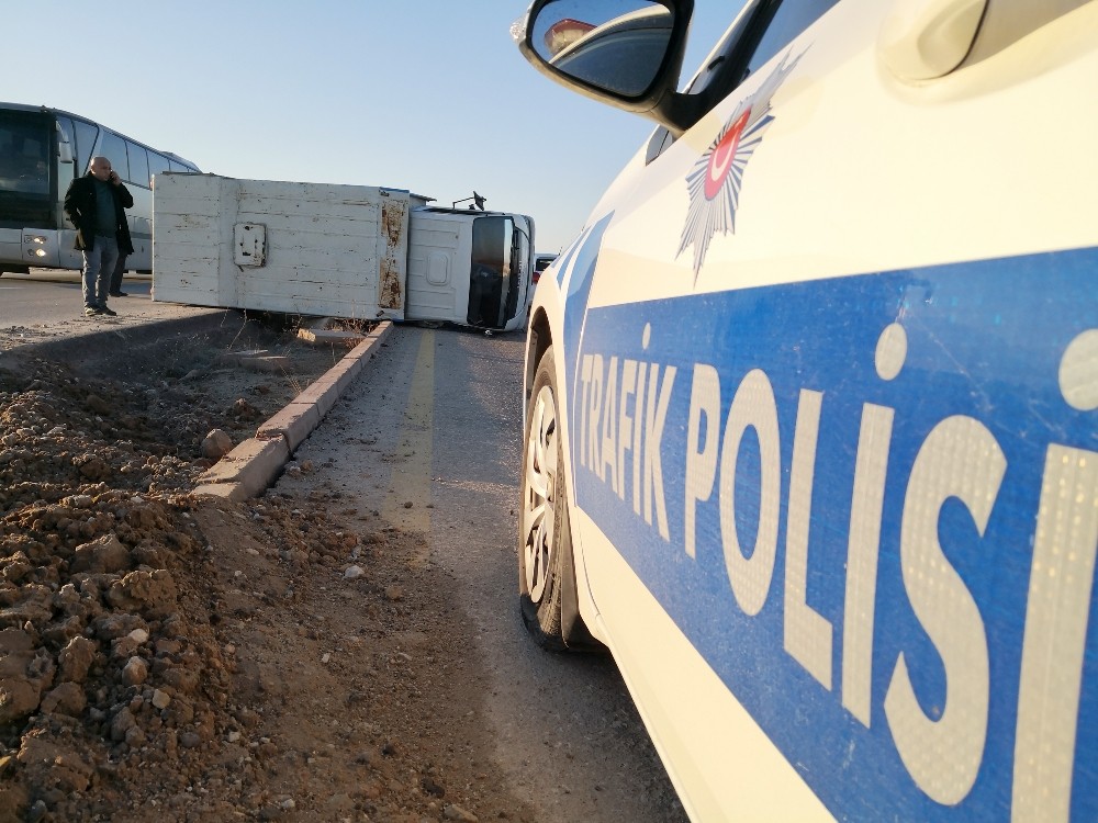Aksaray’da kamyonet refüje devrildi: 1 yaralı 
