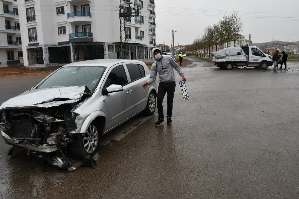 Aksaray’da kamyonetle otomobil çarpıştı: 1 yaralı 
