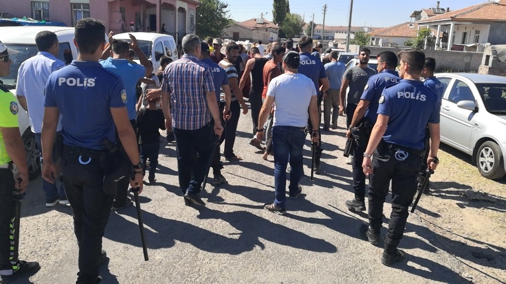 Aksaray’da kaza sonrası iki grup arasında kavga: 1’i polis 9 yaralı 