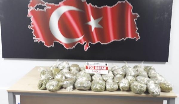 Aksaray'da kendini jandarma olarak tanıttı, otomobilinde 21,5 kilo esrar ele geçirildi