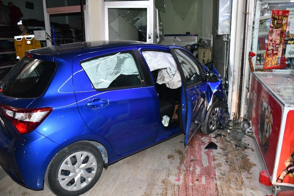 Aksaray’da kontrolden çıkan otomobil tüpçü dükkanına girdi 