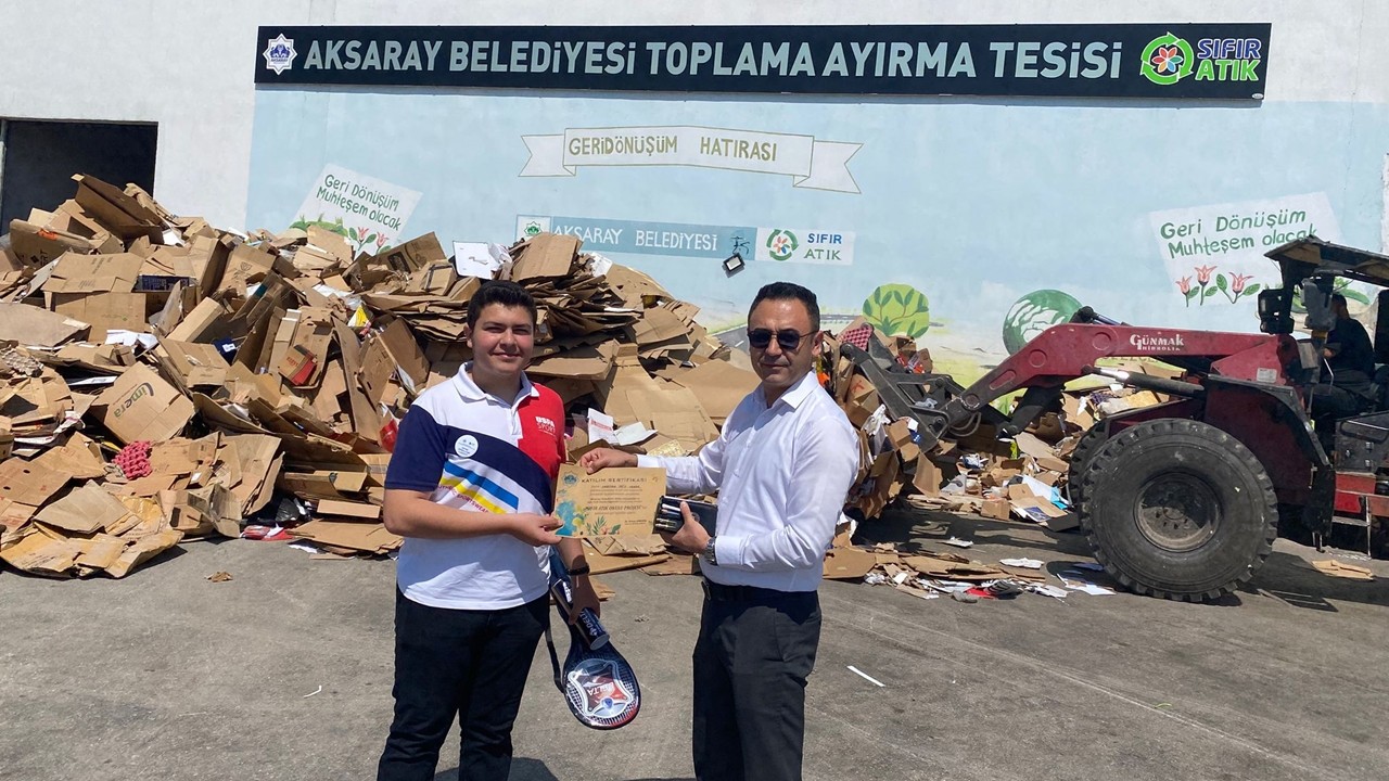 Aksaray'da liseli öğrenciden örnek davranış! 22 torba geri dönüşüm malzemesi topladı
