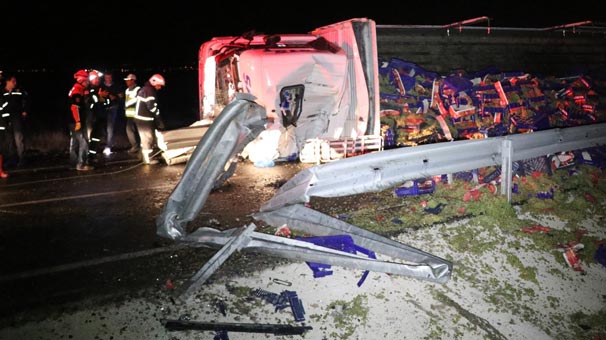 Aksaray’da meyve yüklü kamyon devrildi: 1 kişi öldü