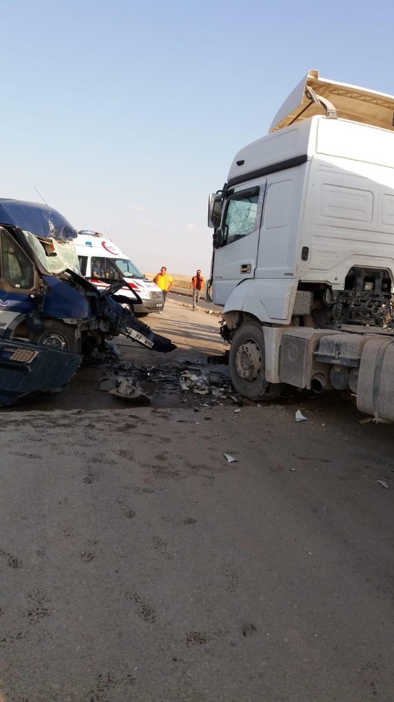 Aksaray’da minibüs ile kamyon çarpıştı: 1 yaralı 