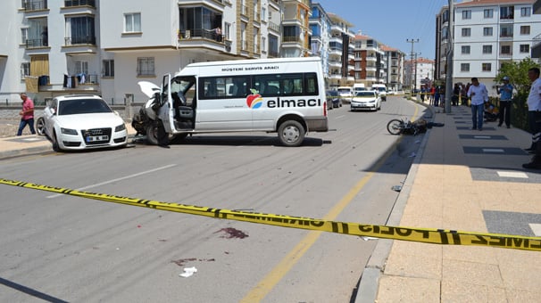 Aksaray'da minibüs ile motosiklet çarpıştı! Feci ölüm...