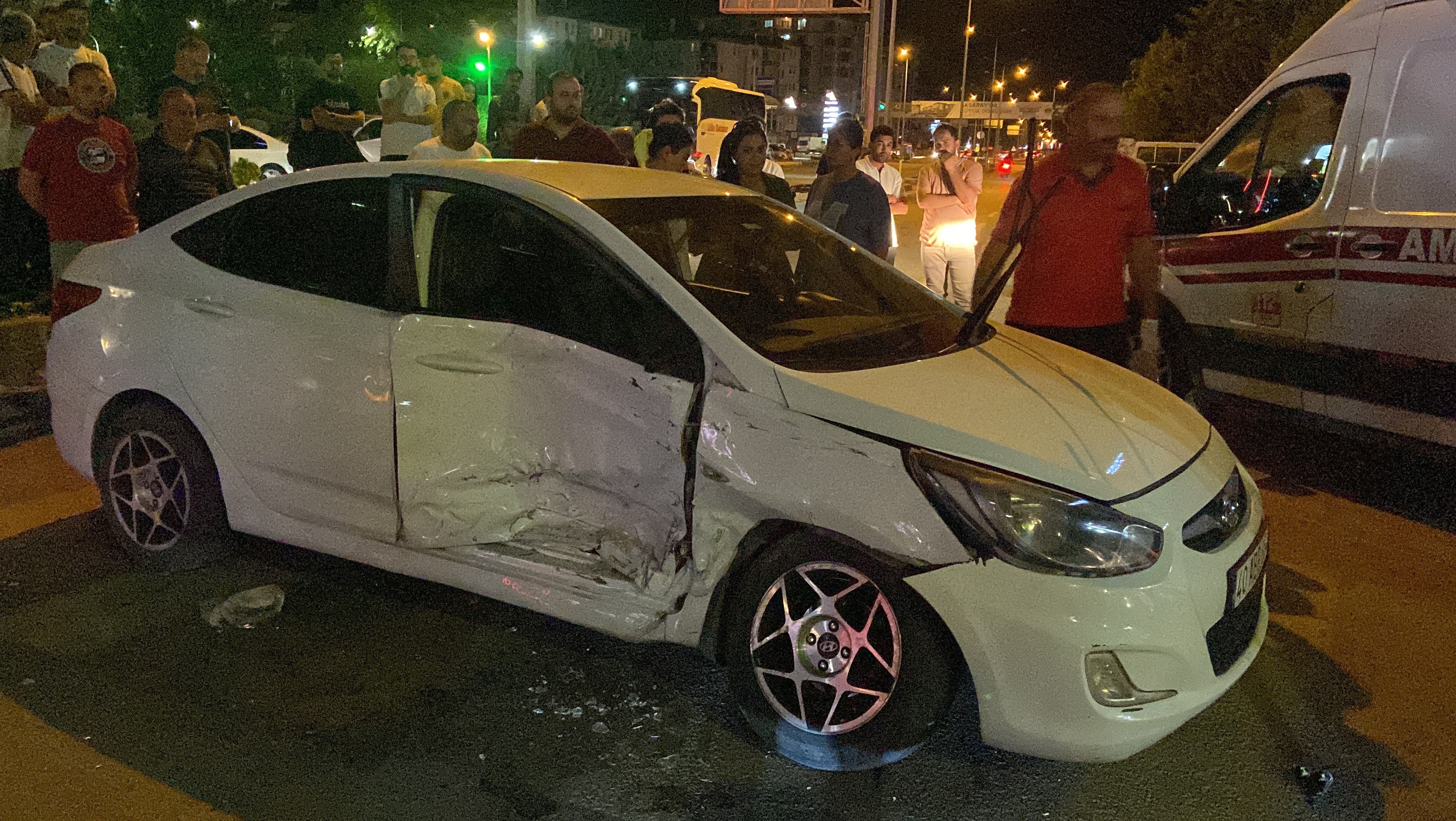 Aksaray’da minibüs ile otomobil çarpıştı