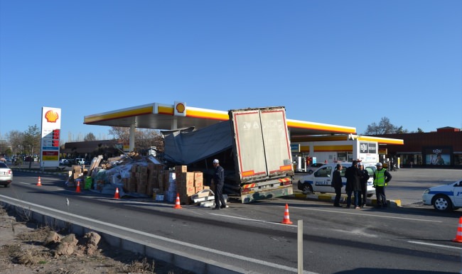 Aksaray'da minibüsle tır çarpıştı: 1 ölü, 2 yaralı