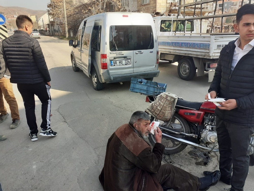 Aksaray’da motosiklet kamyonete çarptı: 1 yaralı 