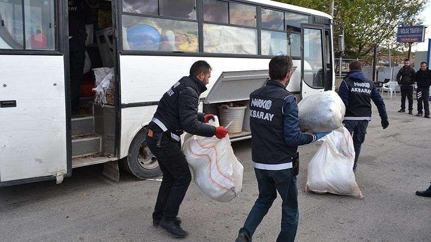 Aksaray'da polisten kaçan midibüste 220 kilogram esrar ele geçirildi