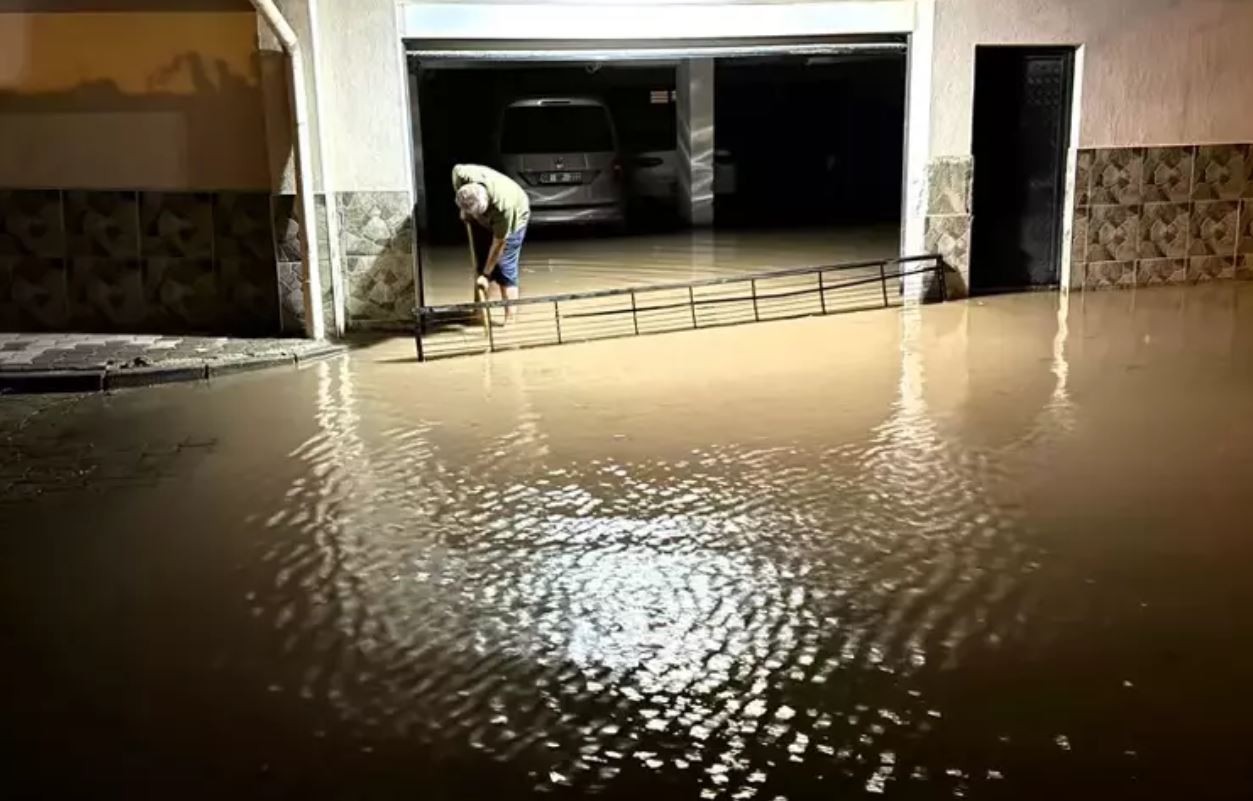 Aksaray'da sağanak etkili oldu! Bardaktan boşalırcasına yağdı
