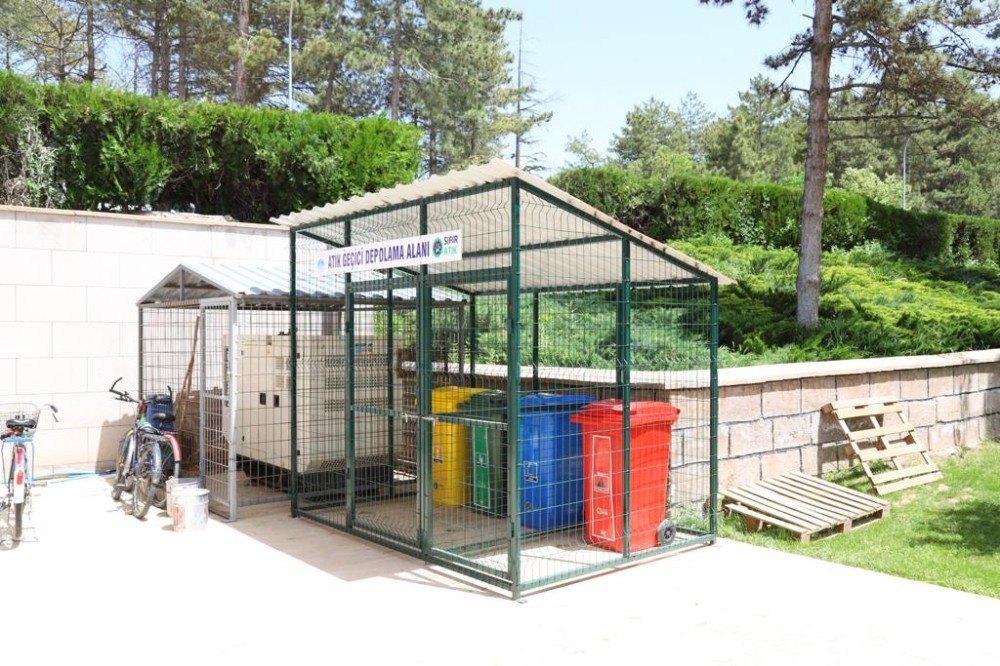 Aksaray’da şehrin muhtelif noktalarına atık geçici depolama üniteleri yerleştirdi 