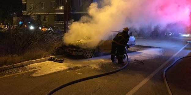 Aksaray'da seyir halindeki araç alev aldı