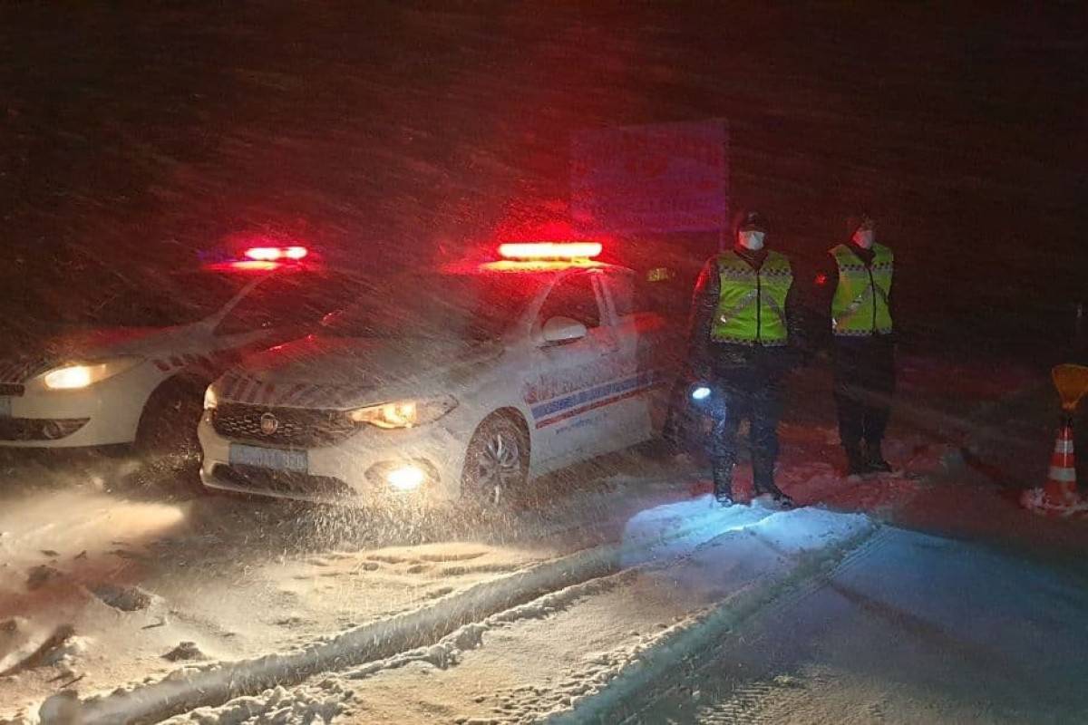 Aksaray'da şiddetli kar ve tipi tüm yolları kapattı