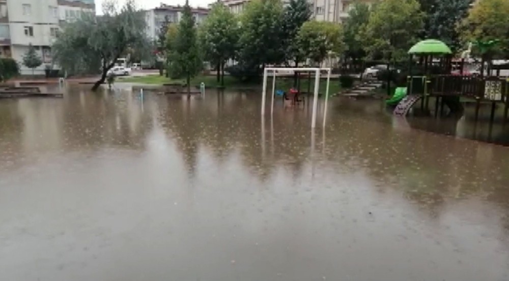 Aksaray’da şiddetli yağış hayatı felç etti 