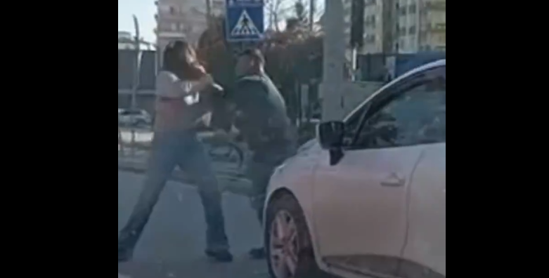 Aksaray'da şok eden saldırı! Erkek sürücü, trafikteki kadına saldırdı