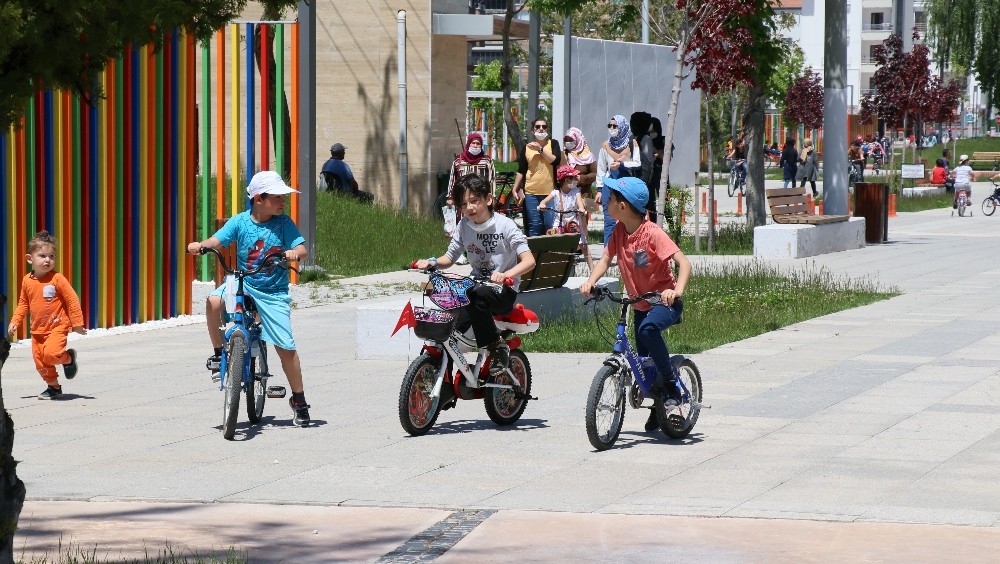 Aksaray’da sokağa çıkan çocuklar doyasıya eğlendi 