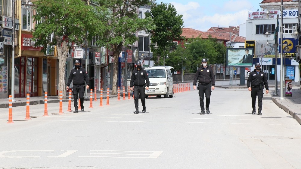 Aksaray’da sokaklar görev yapan polislere kaldı 