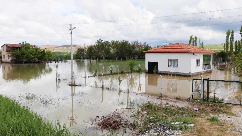 Aksaray’da sulama kanalı patladı, tarla ve evler sular altında kaldı 