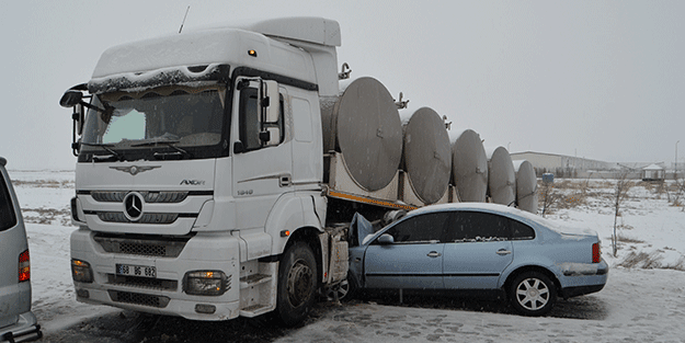 Aksaray'da tır ile otomobilin çarpıştığı kazada 2 kişi yaralandı