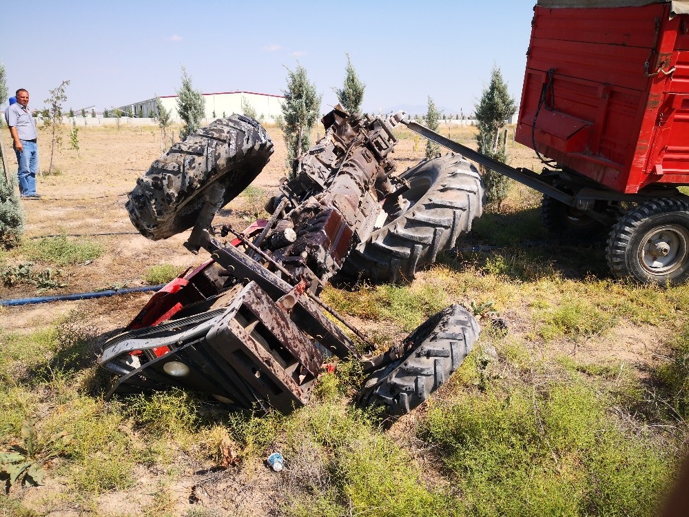 Aksaray’da tır traktöre çarptı: 2 yaralı 