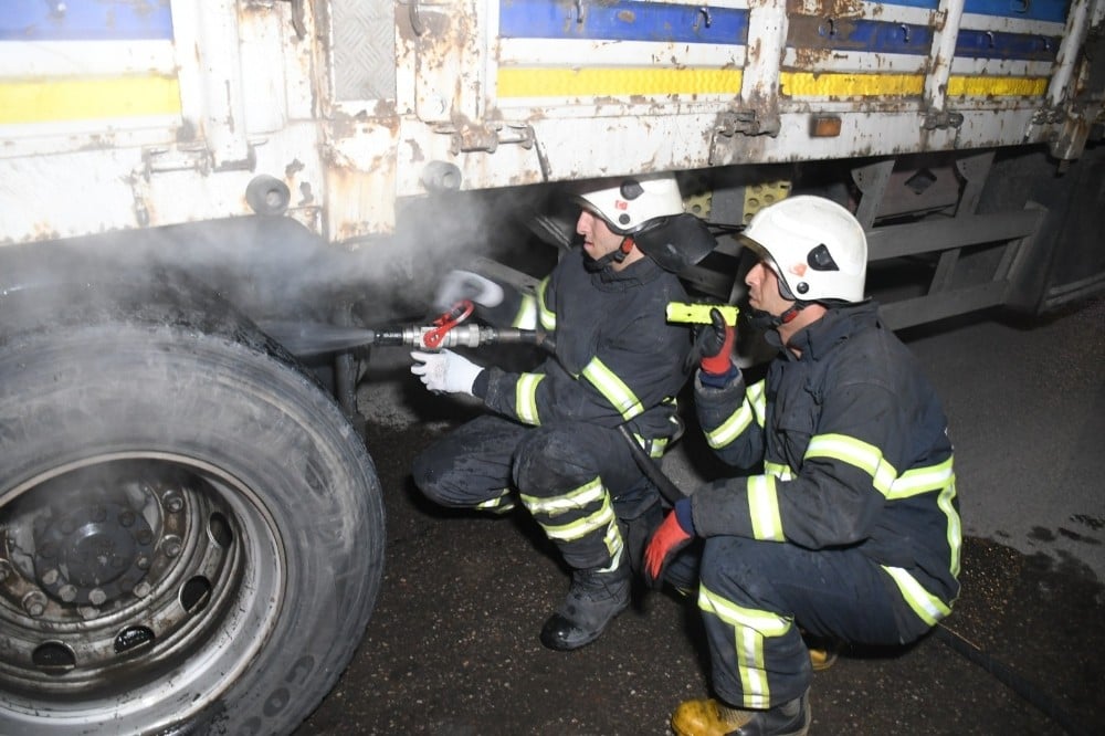 Aksaray’da tırın dorsesinde çıkan yangın paniğe neden oldu 