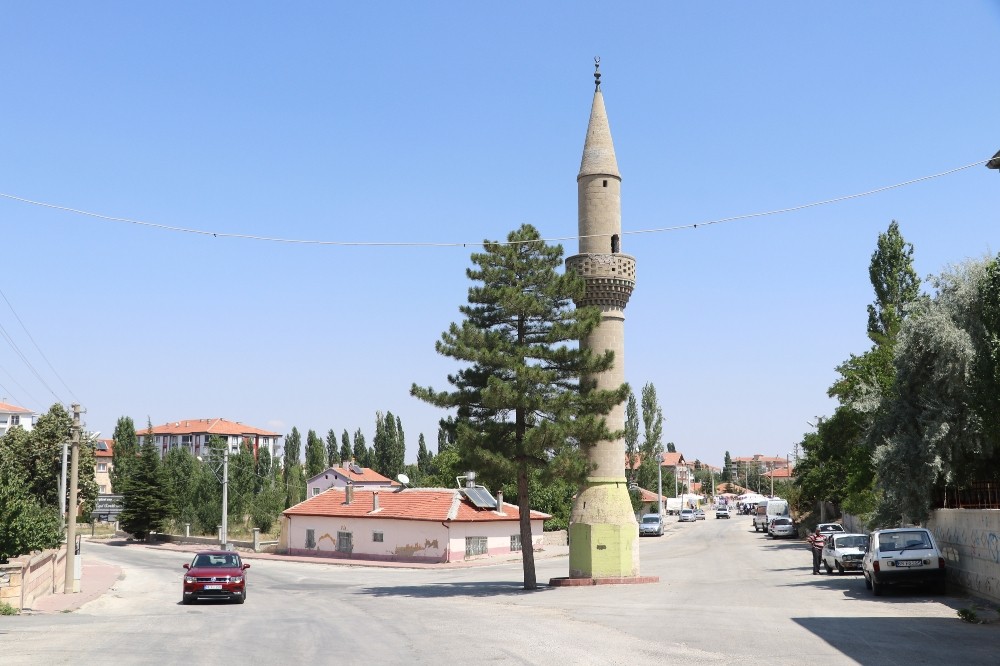 Aksaray’ın camisiz minaresi şaşırtıyor 