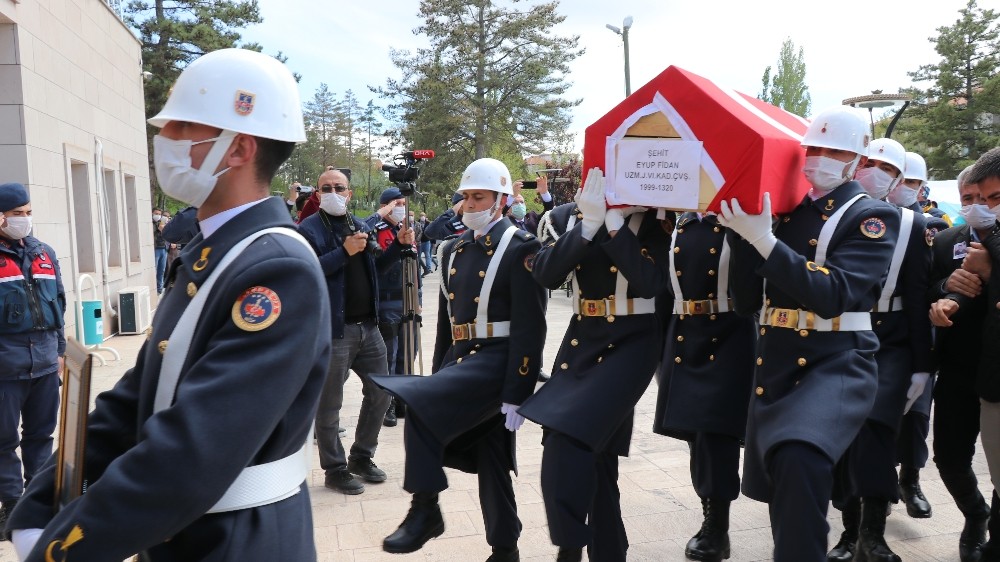 Aksaraylı şehit sosyal mesafe ile kılınan cenaze namazı sonrası defnedildi 